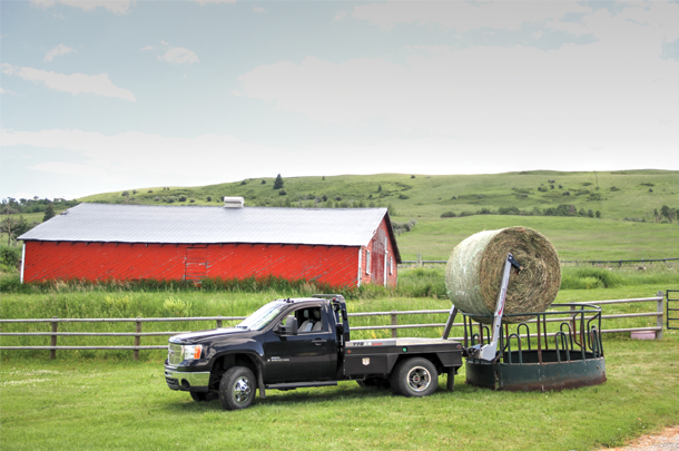 Extendable arm beds help operators place hay in round bale feeders