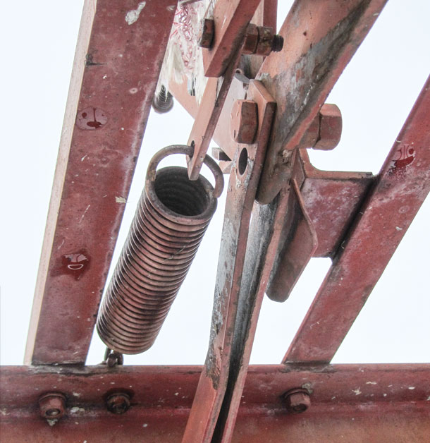 Adjustment lock mechanism on the cattle squeeze in bent making it difficult to use