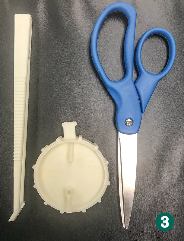 Cut the crimped end of the straw using a Cito cutter or scissors